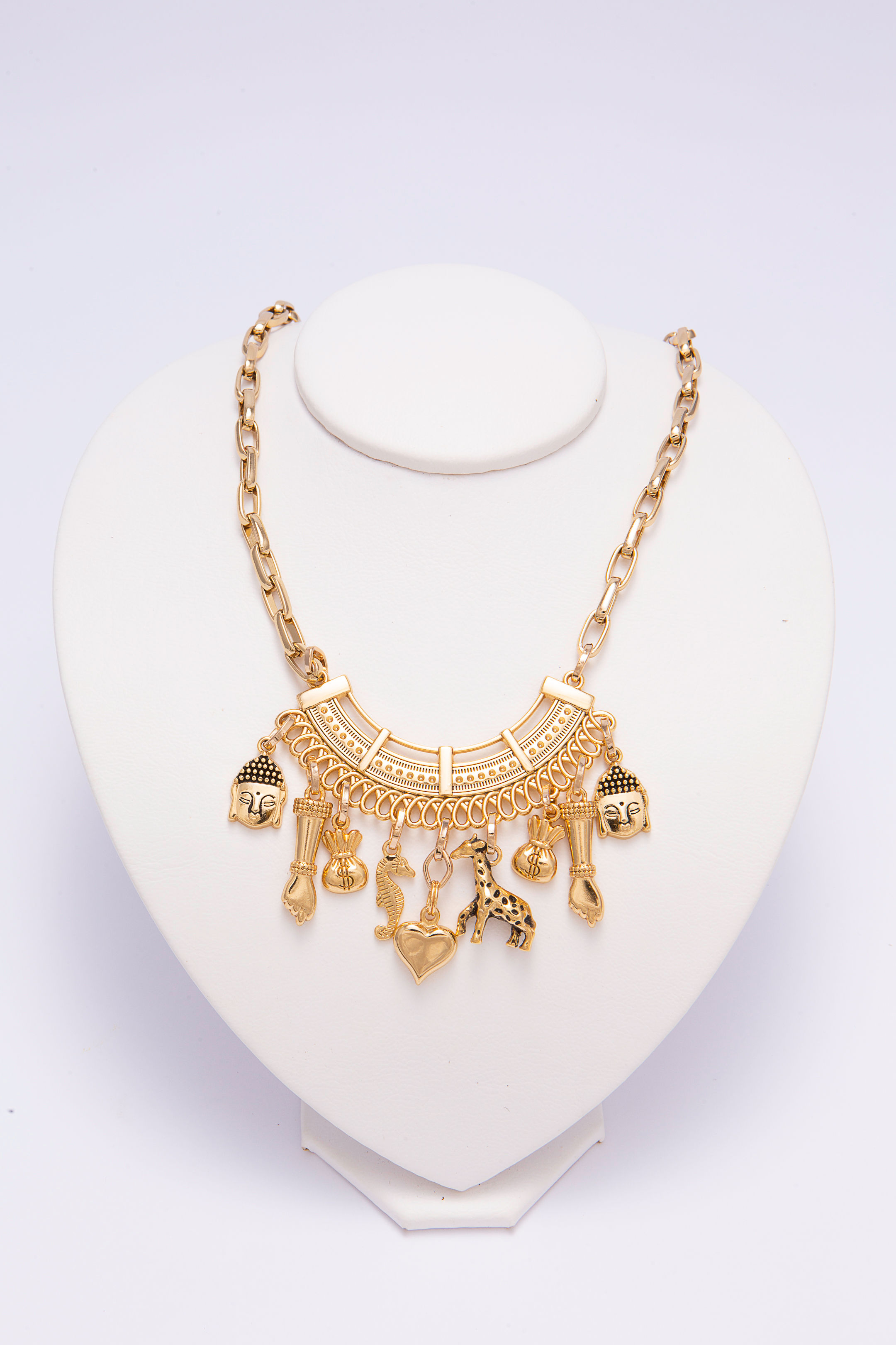 Colar em metal dourado