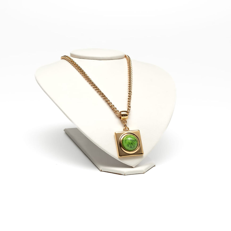 Colar em metal dourado e resina