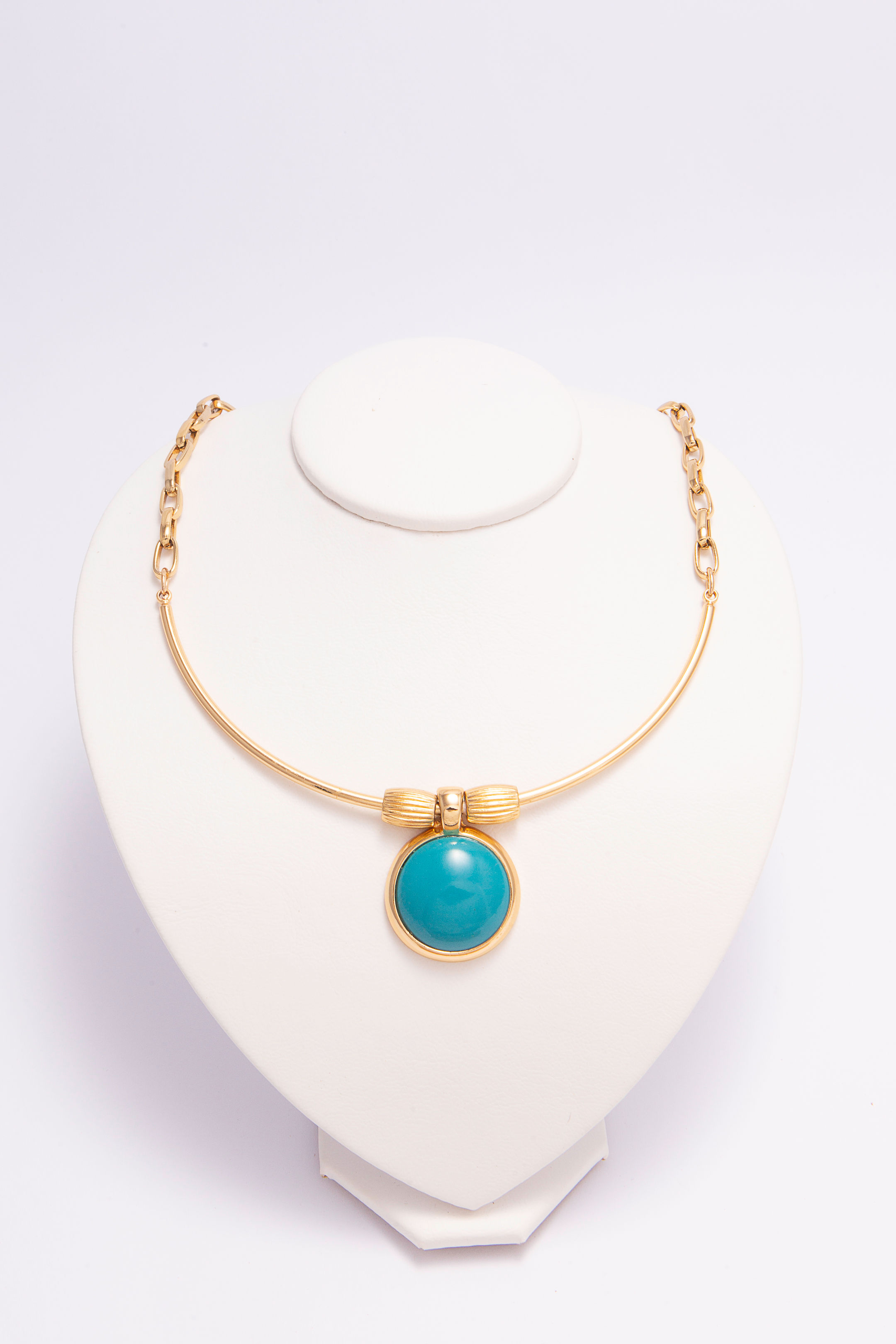 Colar em metal dourado e resina