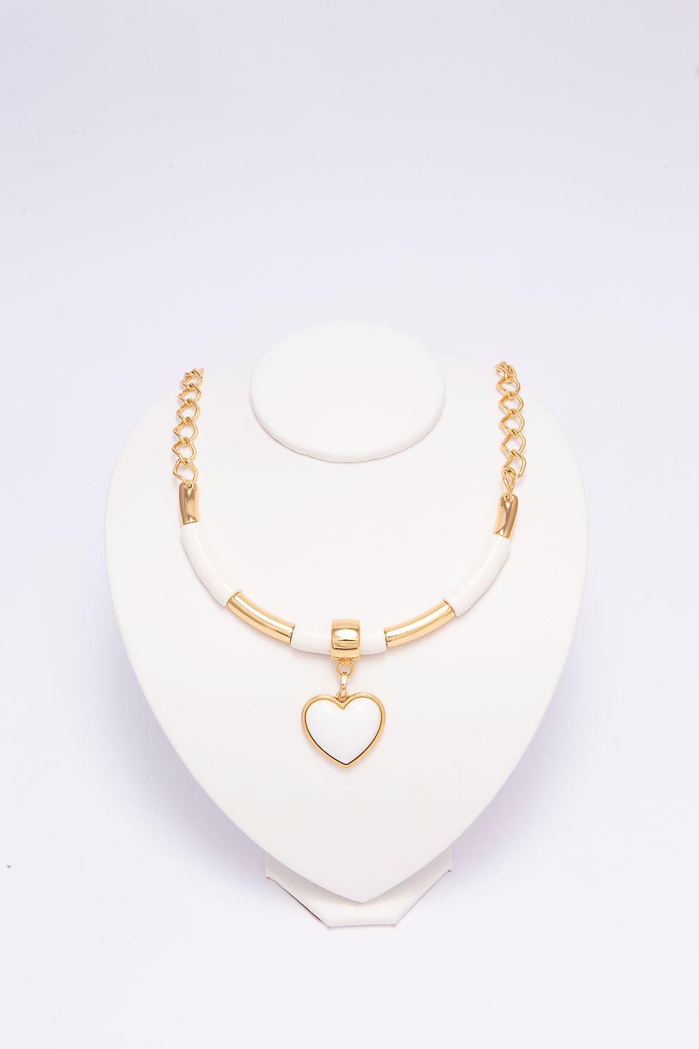 Colar em metal dourado e resina branca