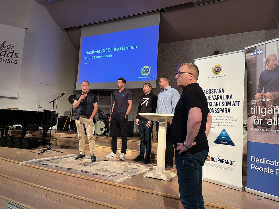 Pontus Johansson, projektledare på HSB, berättar om hissbytet på informationsträffen i Pingstkyrkan 2/9. På bilden är även Kone-ansvariga och styrelsens ordförande Patrik Silverplats.