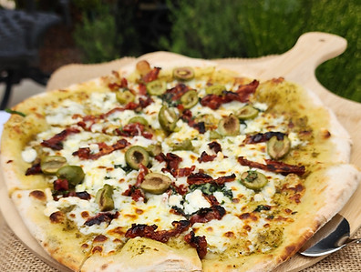Pesto & sundried tomato pizza_edited.jpg