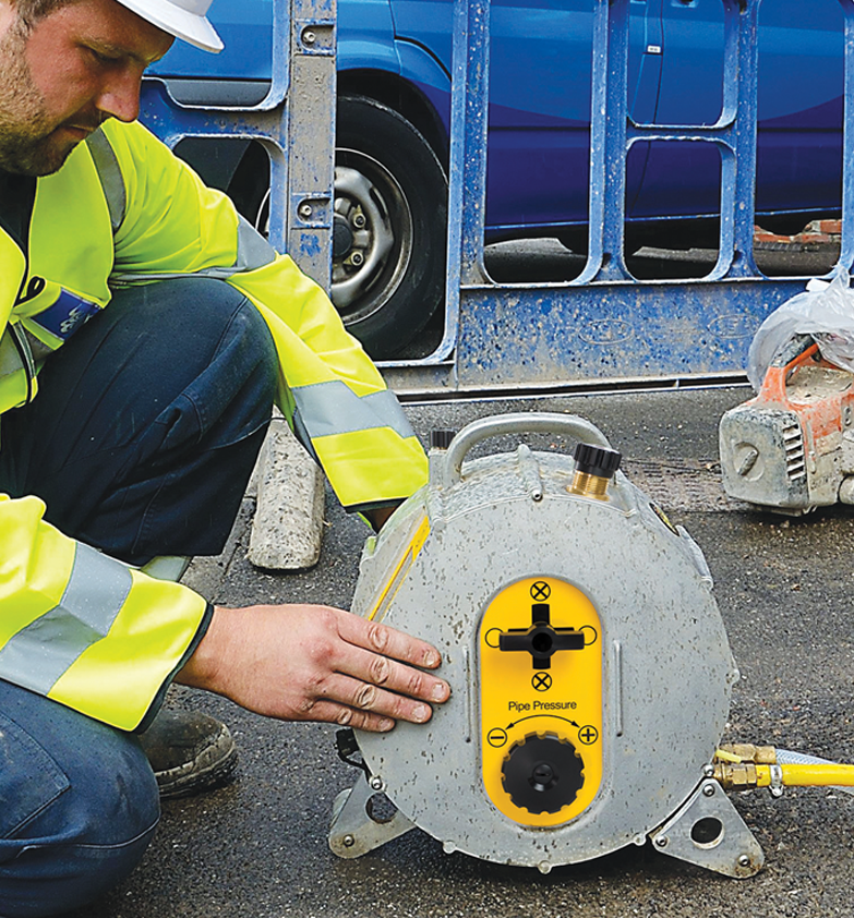 What is the difference between acoustic and hydraulic leak detection?