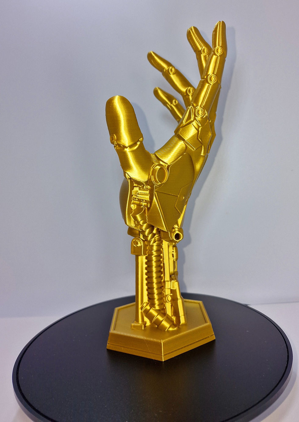 Thumbnail: Futuristic Robot Hand – 3D Printed Gaming Controller Holder
