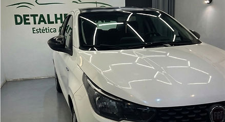 Carro finalizado dentro do estúdio climatizado e iluminado da Detalhe Final Estética Automotiva