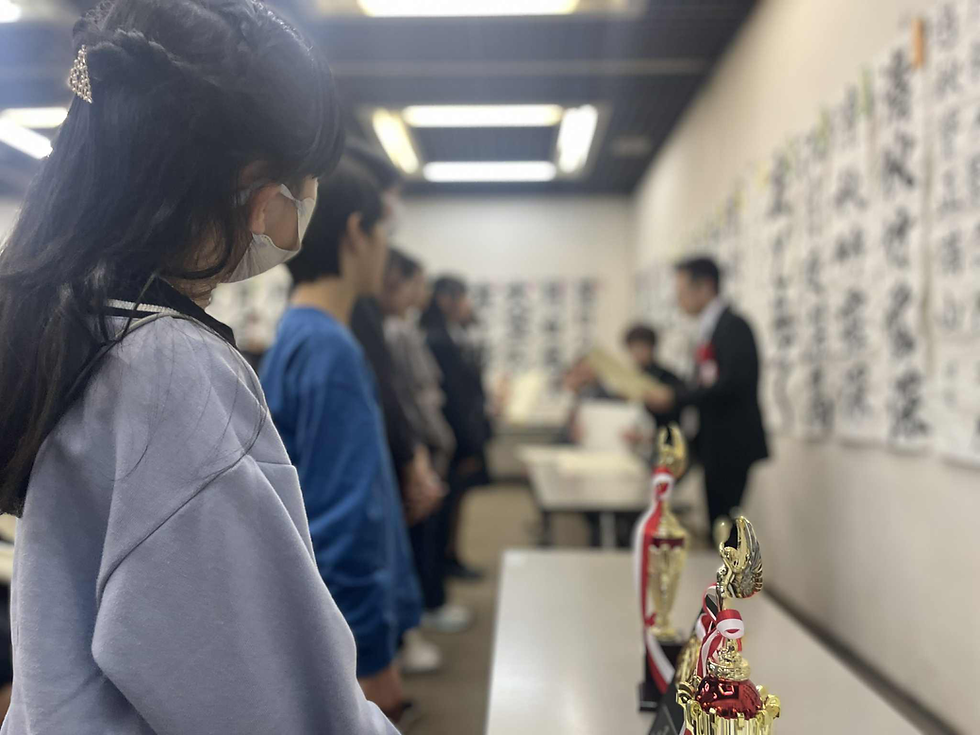 名前を呼ばれ、賞状を受け取る生徒たち