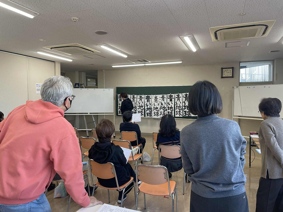 じっくりと時間をかけて作品を見ます