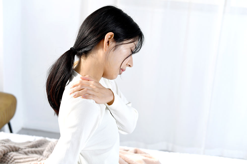 右肩に痛みを訴える女性