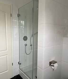 Die Dusche ist mit einem kleinen Sockel nicht ebenerdig, bietet aber ausreichend Platz.