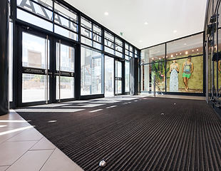 Eingangsbereich mit Metall-Schmutzmatte