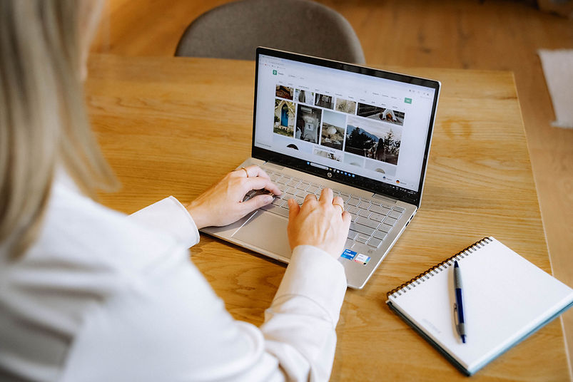 Manuela Bannwart recherchiert für eine Website