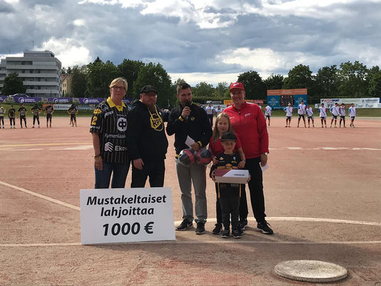 MustaKeltaisilta iso lahjoitus pesäpallon juniorityöhön