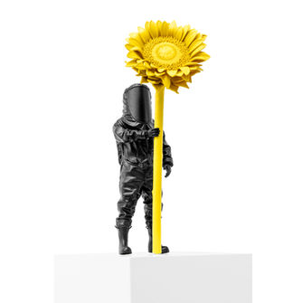 schwarze Hazmat-Plastik, die eine überlebensgroße gelbe Sonnenblume in der Hand hält