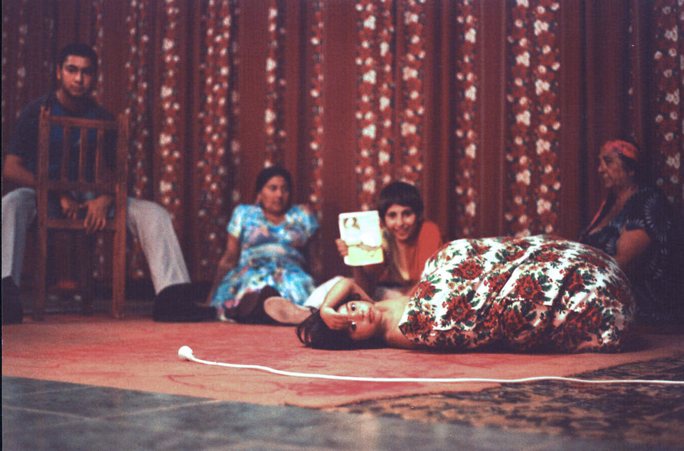 niños gitanos y abuela