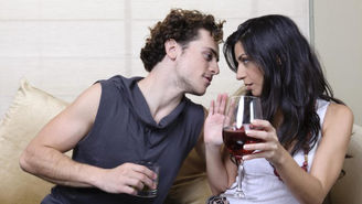 ¿Cuáles son los trucos de los feos para ligar más que los guapos?