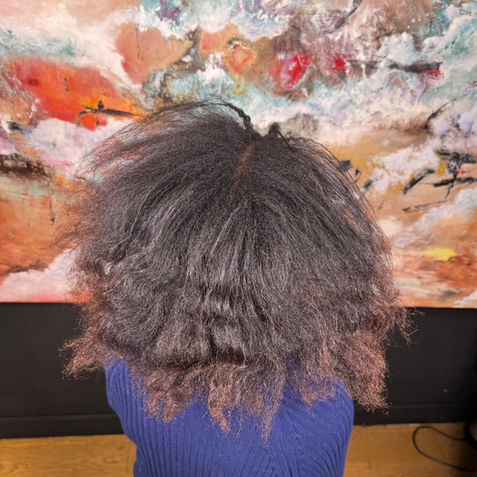 Plus on se coiffe, plus nos cheveux poussent vite : mythe ou réalité ?