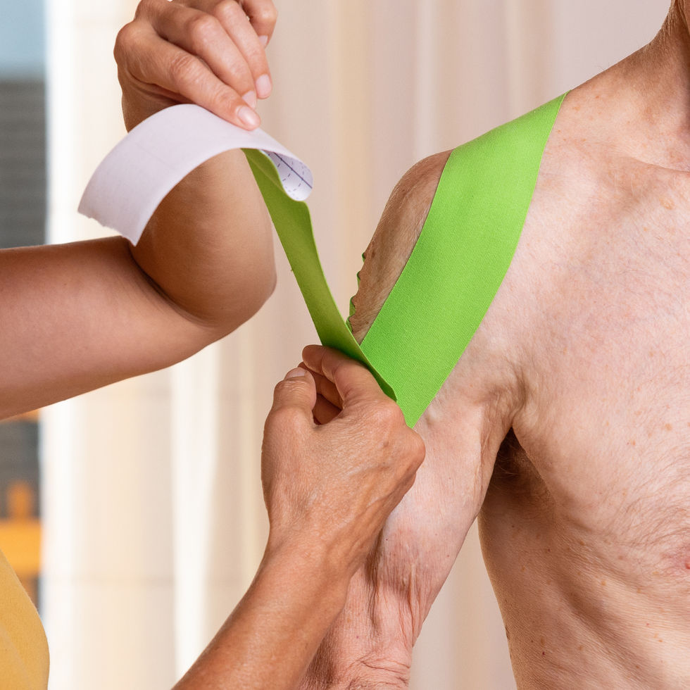 Schulterbehandlung durch Physiotherapeutin Katja Marent-Weindl