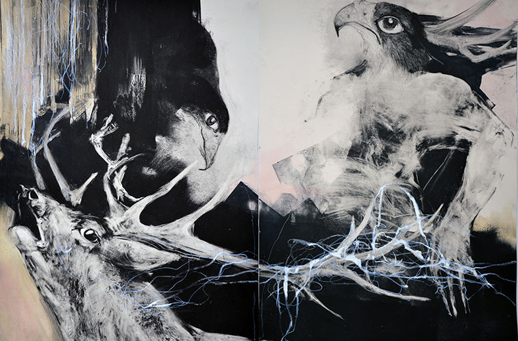 un monotype noir et blanc de l'artiste Danielle Burgart représentant un homme à tête de rapace et un cerf bramant dans un environnement abstrait