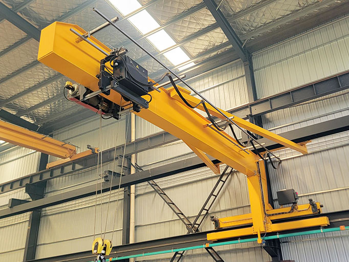 Wall-traveling jib crane bergerak horizontal di sepanjang rel dinding gudang untuk melayani beberapa titik kerja sekaligus.