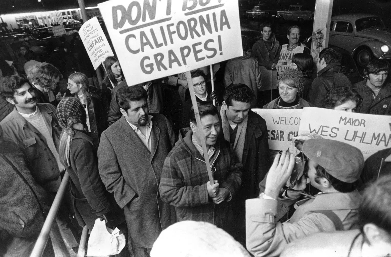 Cesar-Chavez-Chicano-supermarket-protest-Seattle-December-19-1969.webp