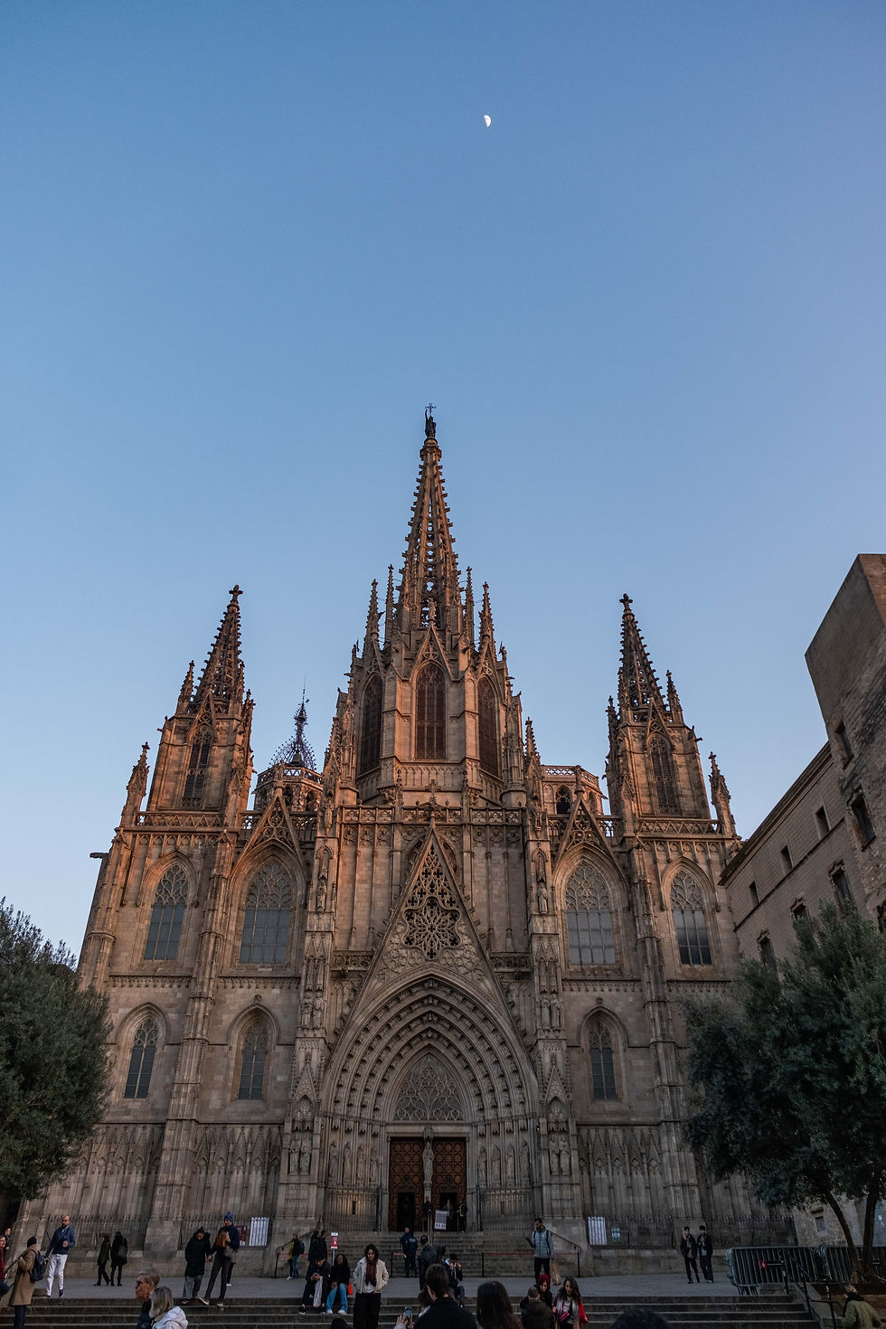 Moon above the Catedral de Barcelona
