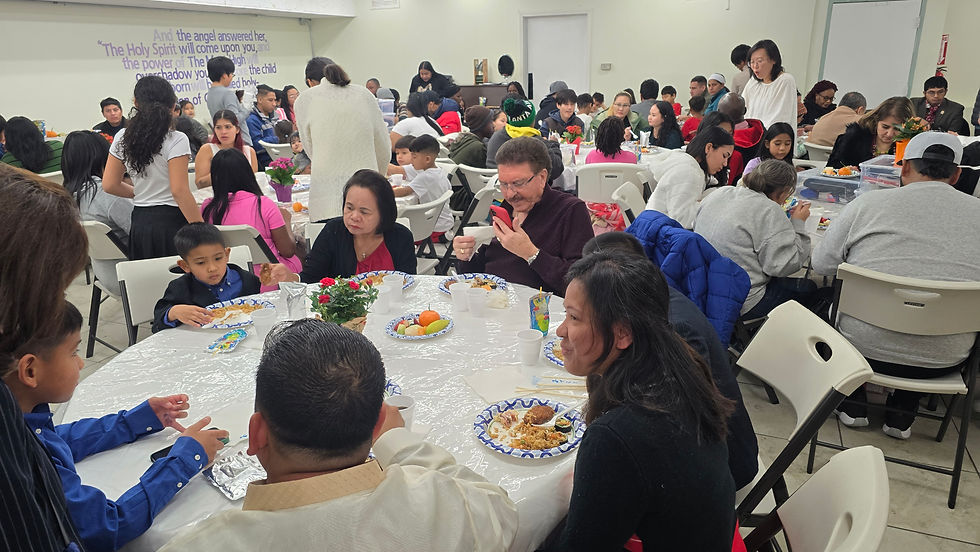 예배 후 만찬을 즐기는 모습
