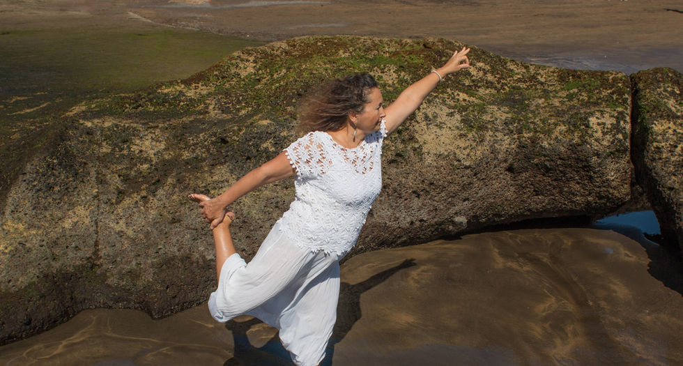 Nadine Lenz in Helden-Position Yoga am Strand