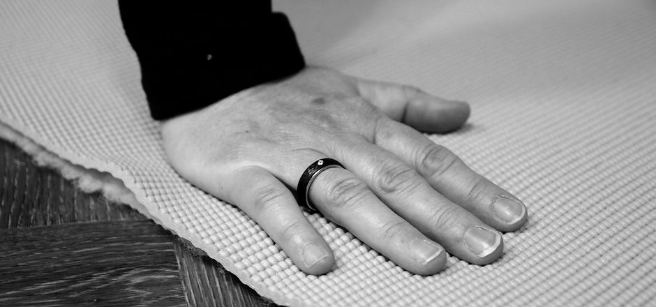 Hand auf Yogamatte
