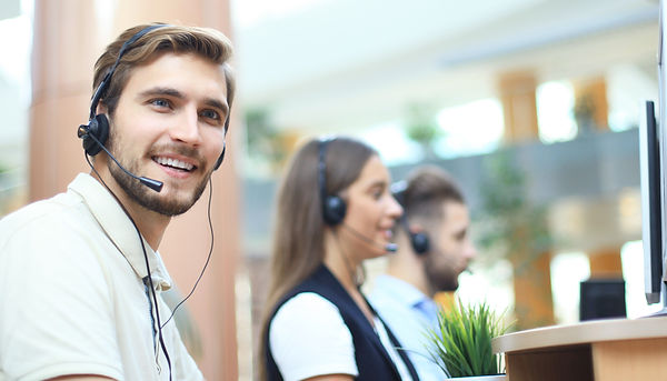 Callers on the phone for IT answering service