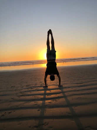 Handstand von Daniel vor dem Meer in Kalifornien
