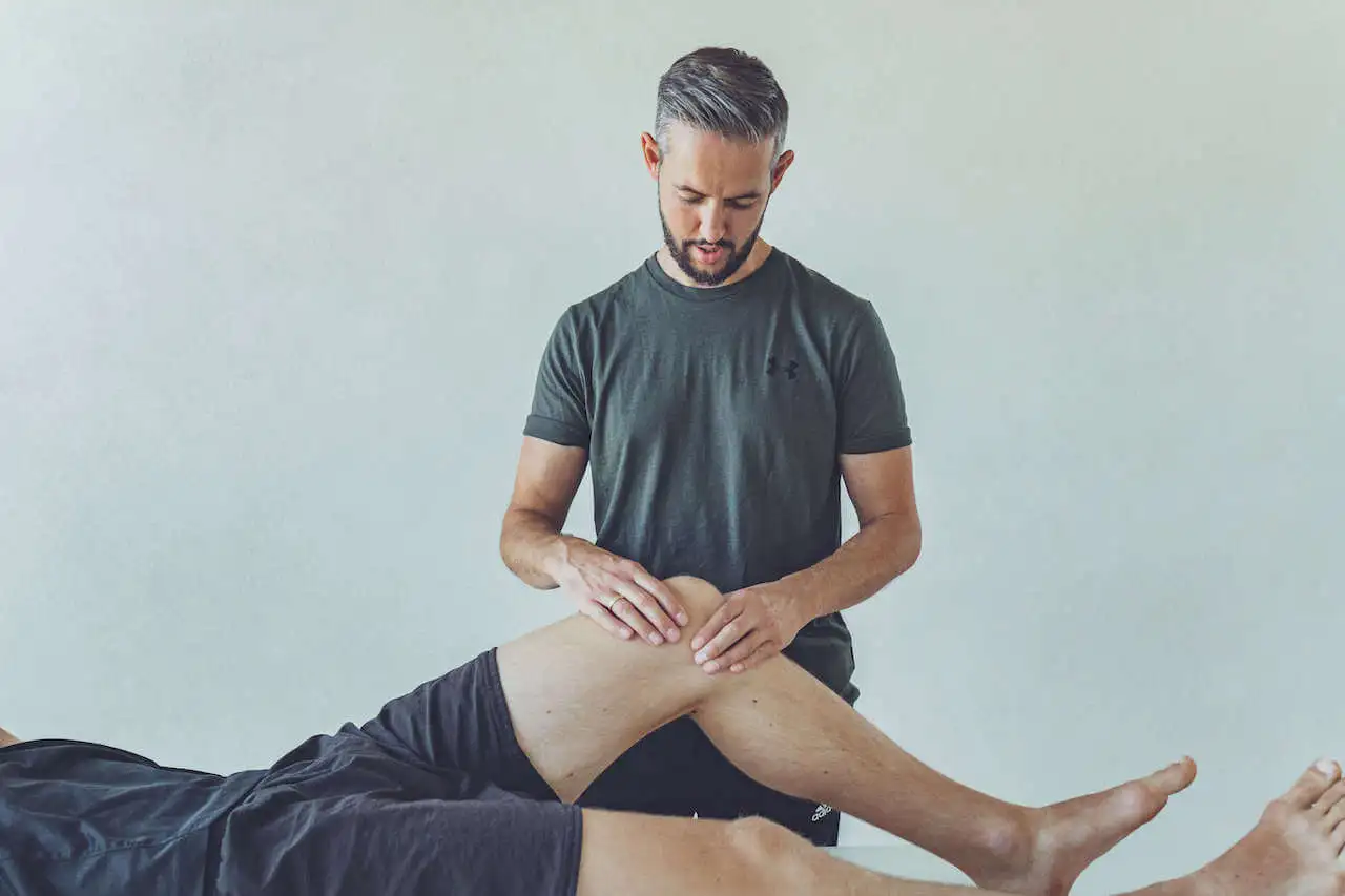 Therapeut mit Patienten mit Knieproblemen