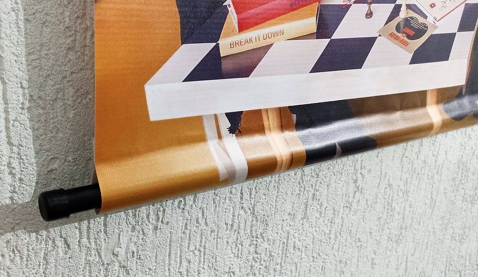 Miniatura: Pendón publicitario enrollado mostrando estructura y acabado