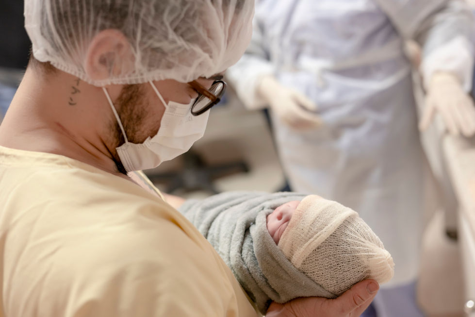 Primeiro colo do pai, pai e filho após o parto