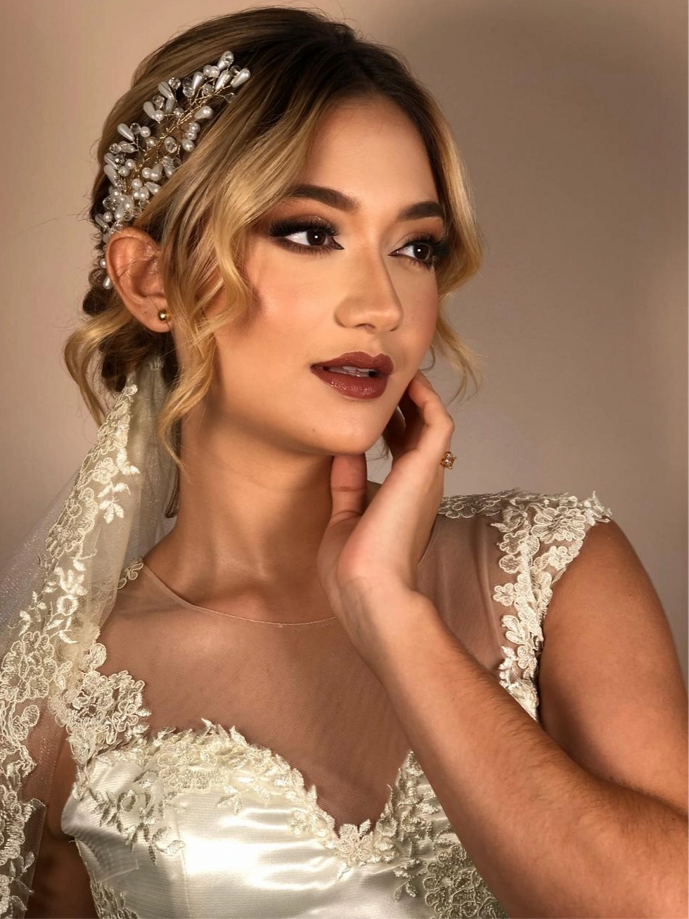 Novia con maquillaje nupcial elegante mostrando técnica de ojos ahumados y piel luminosa