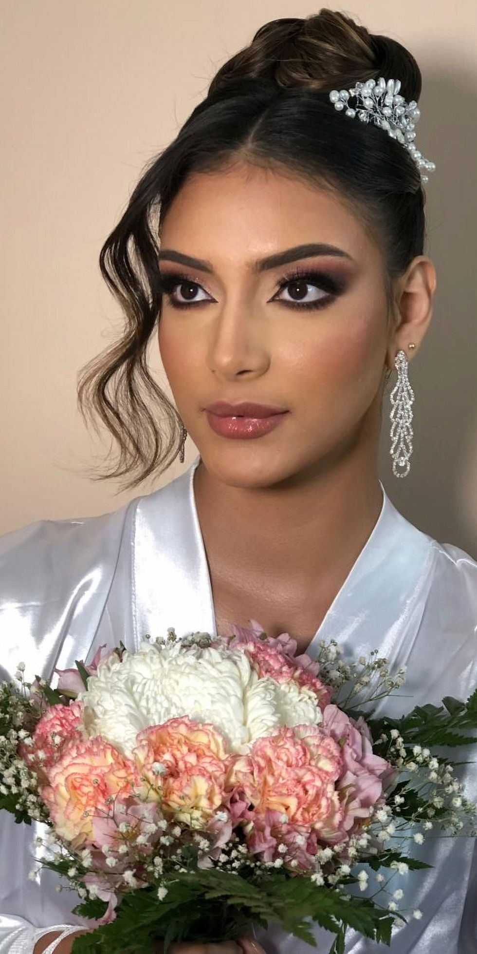 Novia con maquillaje profesional destacando definición de ojos y labios naturales para día especial