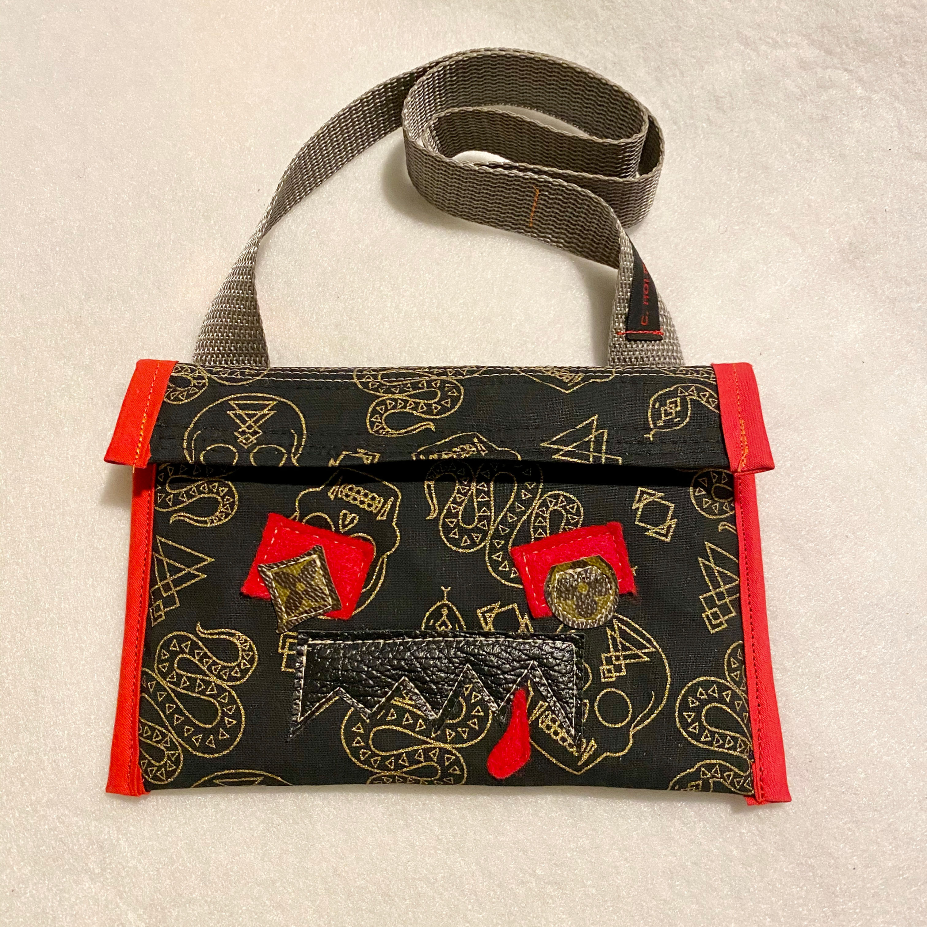 MONSTER NECK BAG