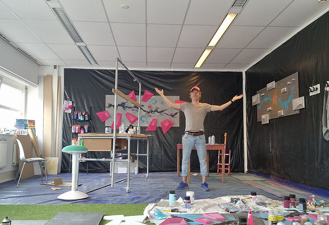 Kunstenaar Sander in zijn atelier.