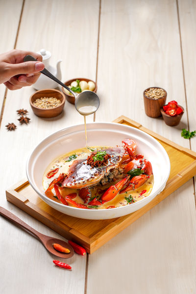 Kepiting masak saus disajikan dalam mangkuk putih