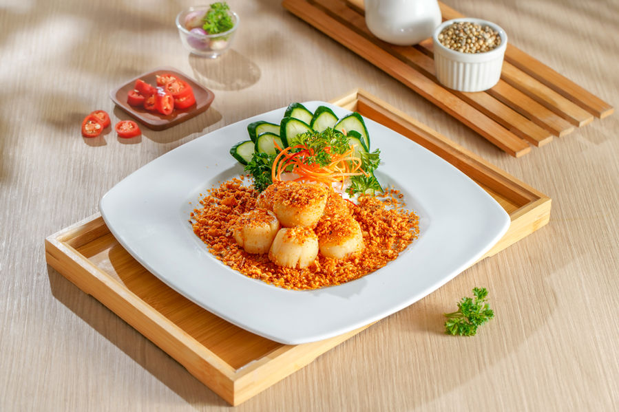 Piring kerang dilapisi remah crispy dan hiasan timun