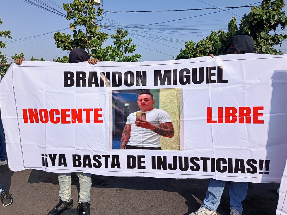 PIDEN JUSTICIA PARA BRANDON; REALIZAN MANIFESTACIÓN PACÍFICA FRENTE A JUZGADOS DE NEZA BORDO