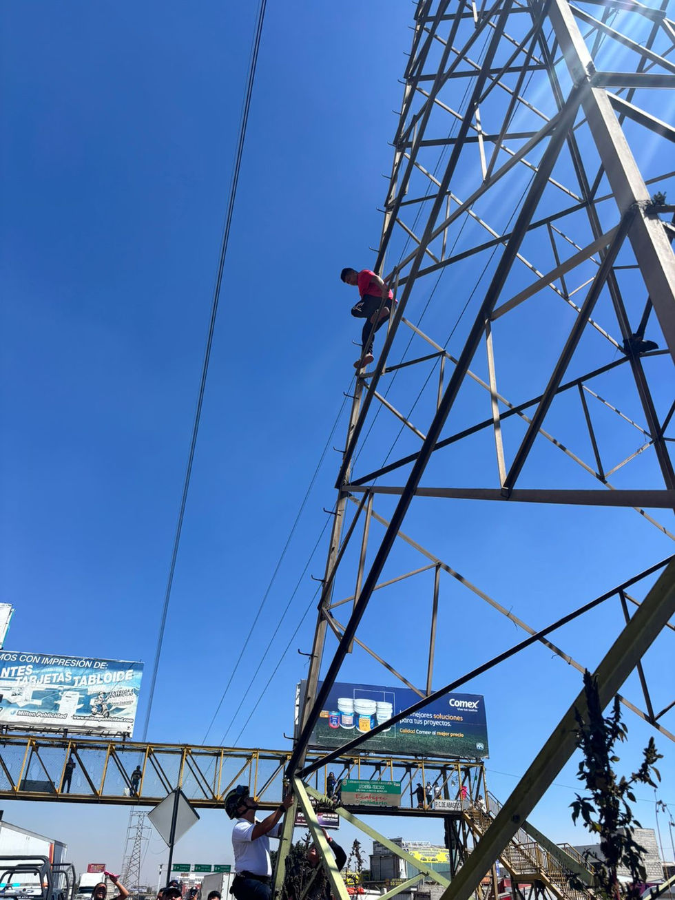 PRETENDÍA QUITARSE LA VIDA UN SUJETO EN ECATEPEC, POLICÍAS MUNICIPALES Y PARAMÉDICOS FRUSTRAN SU INTENTO