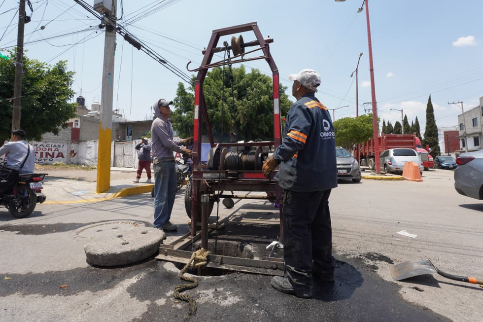 GOBIERNO MUNICIPAL DE LA PAZ RETIRA ESCOMBRO Y BASURA DE LA VÍA PÚBLICA
