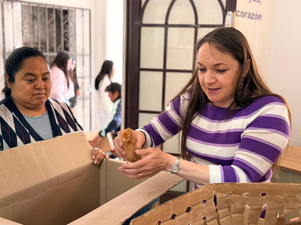 ENTREGA ALCALDESA IVETTE TOPETE AVES DE TRASPATIO SUBSIDIADAS PARA IMPULSAR LA ECONOMÍA EN AMECAMECA