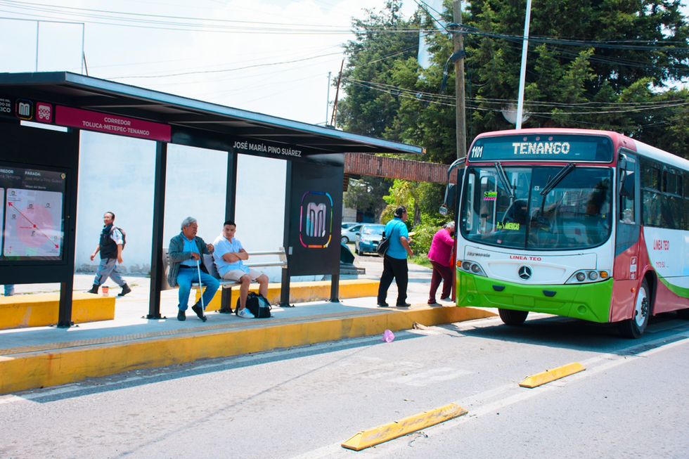 Moderniza Gobierno de Delfina Gómez infraestructura vial de corredor Toluca-Metepec-Tenango; instala parabuses y estelas