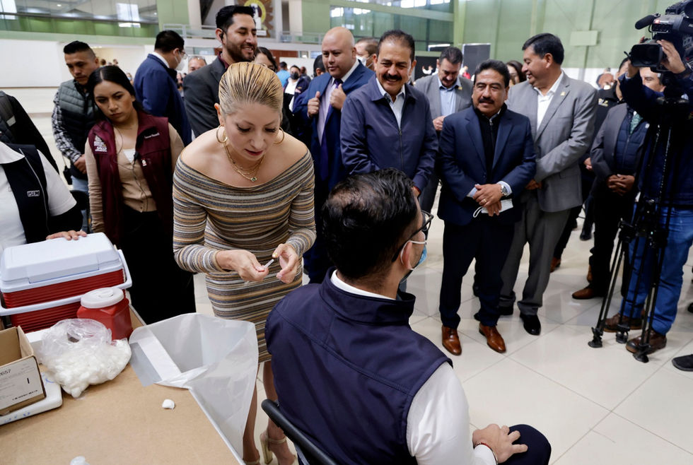 Arranca Gobierno de Delfina Gómez campaña de vacunación contra el sarampión para más de 103 mil docentes en el Estado de México