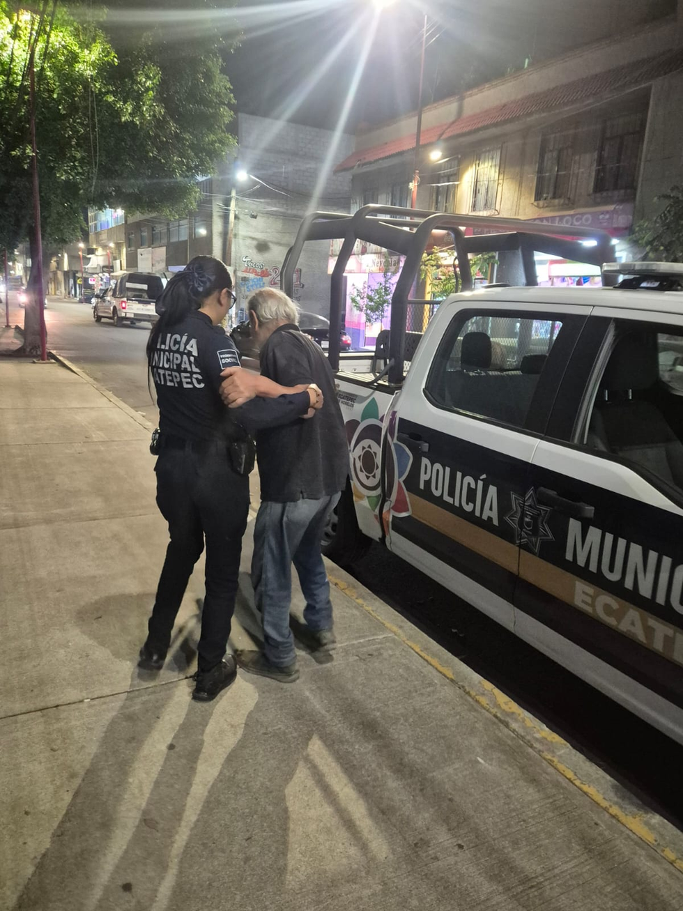 Policía de Ecatepec traslada a su hogar en GAM a abuelito extraviado, de 84 años