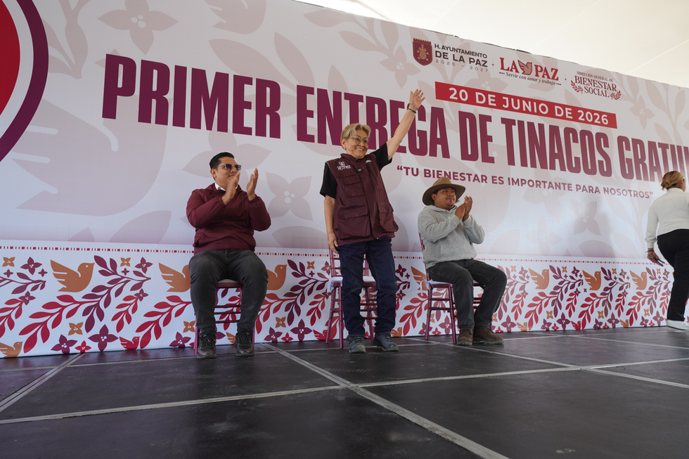 PRIMERA ENTREGA DE TINACOS POR EL GOBIERNO DE LA PAZ