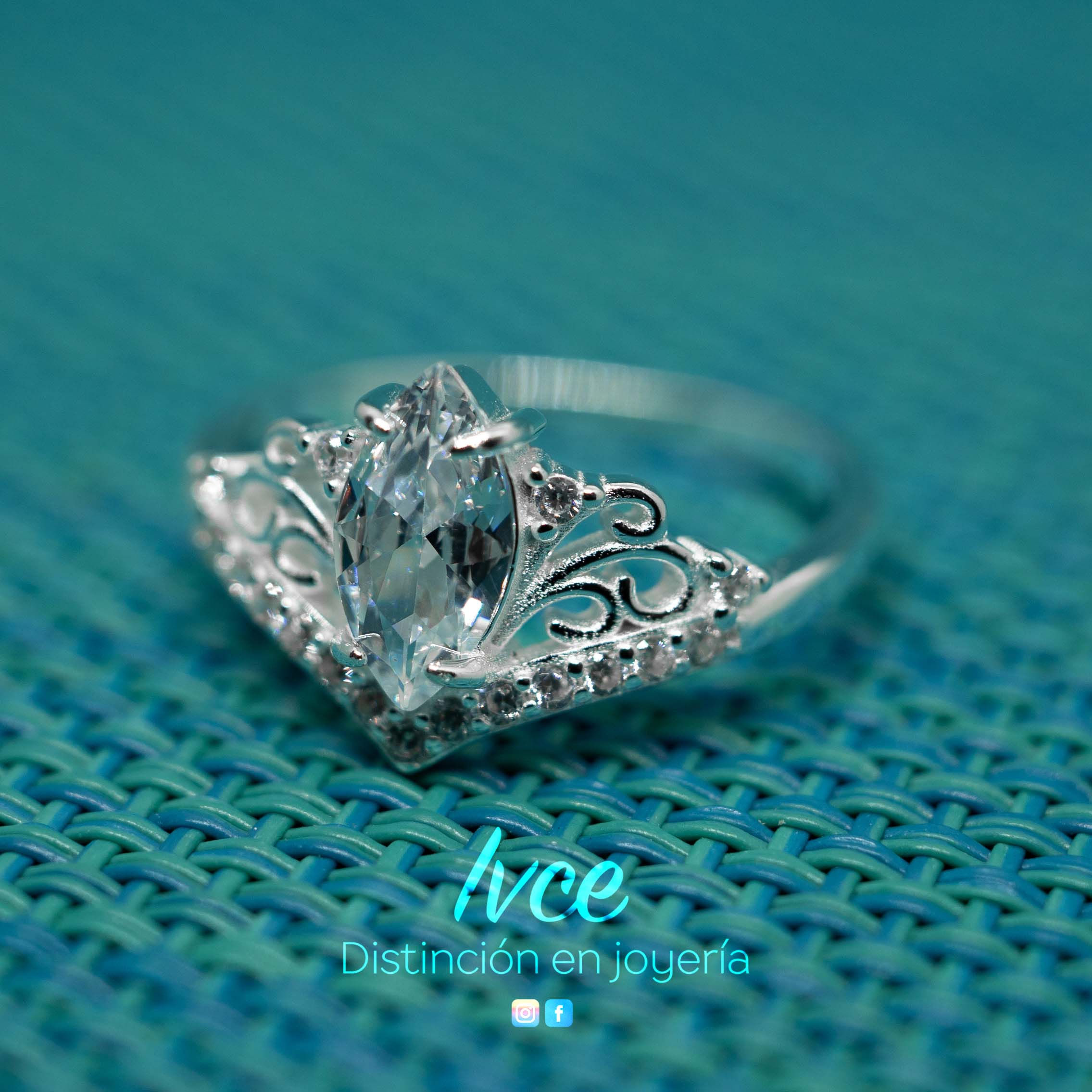 Anillo de corona con zirconias