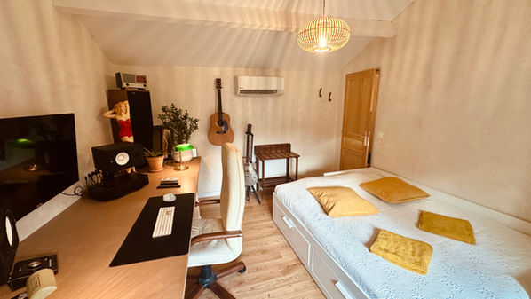 Chambre accueillante dans une maison de vacances entourée de nature.