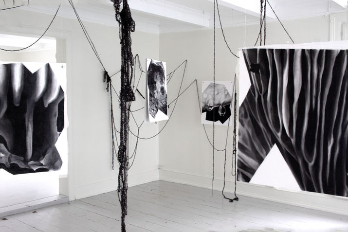 Kunstutstillingen Soft Tectonics av kunstner Solfrid Lindblom, vist på Forvaltergården i Tvedestrand 2025.